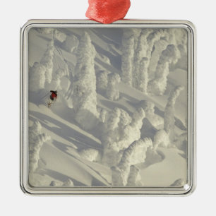 Adorno Metálico Esquiador alpino en gruesa nieve en Big