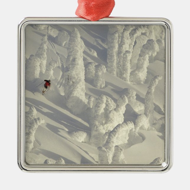 Adorno Metálico Esquiador alpino en gruesa nieve en Big (Frente)