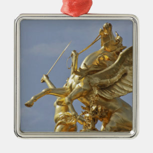 Adorno Metálico Estatua de Pegasus en el puente Pont Alejandro III