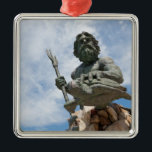 Adorno Metálico Estatua de rey Neptuno Virginia Beach<br><div class="desc">La estatua pública grande de rey Neptuno que acoge con satisfacción todos a Virginia Beach en Virginia los E.E.U.U. ¡Modifique este gran producto para requisitos particulares con su propio texto,  monograma,  logotipo,  o mensaje personal! (haga clic el "personalizar anaranjado él!" abotone arriba)</div>