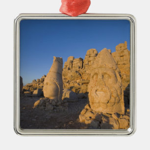 Adorno Metálico Estatuas de cabezas colosales de dioses que guarda