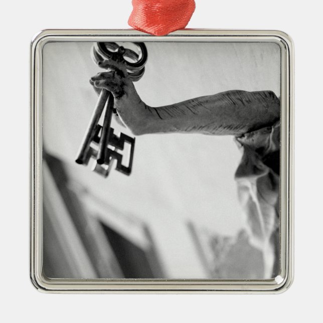 Adorno Metálico Europa, Austria, Salzburgo. Estatua con llaves 2 (Frente)