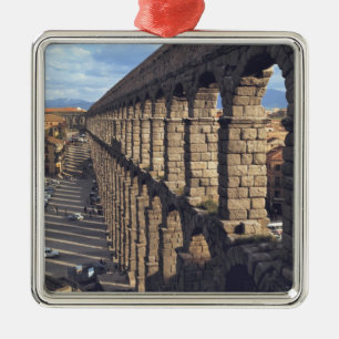 Adorno Metálico Europa, España, Segovia. La luz tardía proyecta so