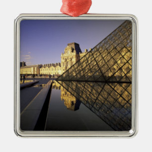 Adorno Metálico Europa, Francia, París. El Louvre y cristal
