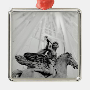 Adorno Metálico Europa, Francia, París. Estatua y rueda de la fort