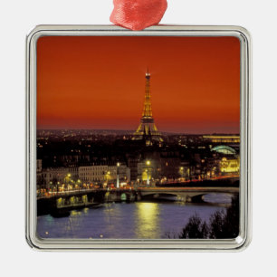 Adorno Metálico Europa, Francia, París. Vista de la puesta de sol 