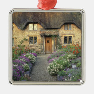 Adorno Metálico Europa, Inglaterra, Chippenham. Luz de madrugada