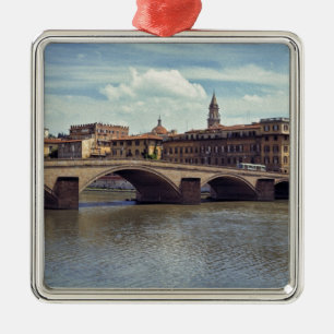 Adorno Metálico Europa, Italia, Florencia. El río Arno fluye
