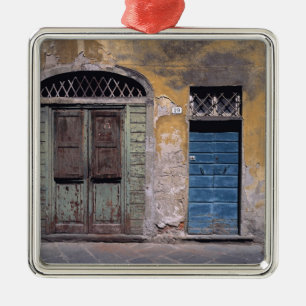 Adorno Metálico Europa, Italia, Lucca. Estas viejas puertas añaden
