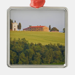 Adorno Metálico Europa; Italia; Toscana, Capilla en la colina