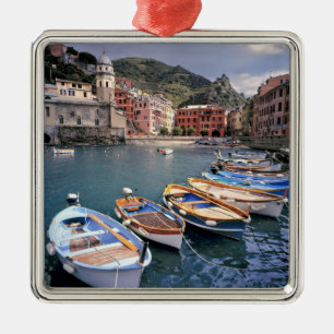 Adorno Metálico Europa, Italia, Vernazza. Barcos pintados de forma