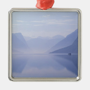 Adorno Metálico Europa, Noruega. Paredes verticales reflejadas en