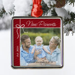 Adorno Metálico Familia de Padres Nuevos Primera Foto De Navidad<br><div class="desc">¡Celebren su primer año como padres con un sentido adorno por el amor! Personalice esta encantadora decoración de árbol de Navidad con una atesorada foto de su nueva familia, junto con el nombre y la fecha de nacimiento de su bebé. Es una hermosa manera de capturar este hito especial y...</div>