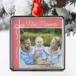 Adorno Metálico Familia de Padres Nuevos Primera Foto De Navidad<br><div class="desc">¡Celebren su primer año como padres con un sentido adorno por el amor! Personalice esta encantadora decoración de árbol de Navidad con su foto favorita de su nueva familia, junto con el nombre y la fecha de nacimiento de su bebé. Es una hermosa manera de capturar este hito especial y...</div>