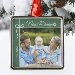 Adorno Metálico Familia de Padres Nuevos Primera Foto De Navidad<br><div class="desc">¡Celebren su primer año como padres con un sentido adorno por el amor! Personalice esta encantadora decoración de árbol de Navidad con su foto favorita de su nueva familia, junto con el nombre y la fecha de nacimiento de su bebé. Es una hermosa manera de capturar este hito especial y...</div>