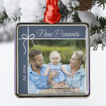 Adorno Metálico Familia de Padres Nuevos Primera Foto De Navidad<br><div class="desc">¡Celebren su primer año como padres con un sentido adorno por el amor! Personalice esta encantadora decoración de árbol de Navidad con una atesorada foto de su nueva familia, junto con el nombre y la fecha de nacimiento de su bebé. Es una hermosa manera de capturar este hito especial y...</div>