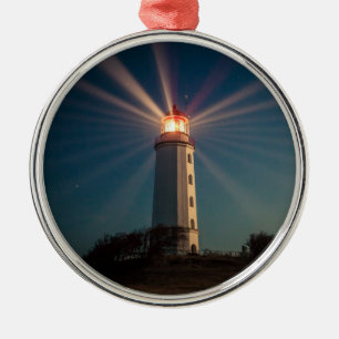 Adorno Metálico Faro en una colina que brilla en la noche