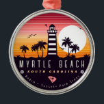 Adorno Metálico Faro Myrtle Beach SC Retro Sunset Souvenirs<br><div class="desc">Diseño de playa retro de Myrtle Beach para vacaciones. Myrtle Beach South Carolina Island Vintage souvenir para viajar a la isla de Carolina del Sur. Obra de arte en la playa de Myrtle Beach para turistas y mochileros de Carolina del Sur. Recuerdo retro de Myrtle Beach. Diseño para mochileros y...</div>