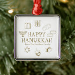 Adorno Metálico Feliz Hanukkah oro blanco favores de costumbre<br><div class="desc">Feliz Hanukkah, regalo de nombre de familia personalizar favorece las vacaciones de Ornament Metalizado. ¡Feliz Hanukkah, Feliz Chanukah, Hanukkah Sameach!, Chag Sameach!, Chag Urim Sameach! oro falso y blanco</div>