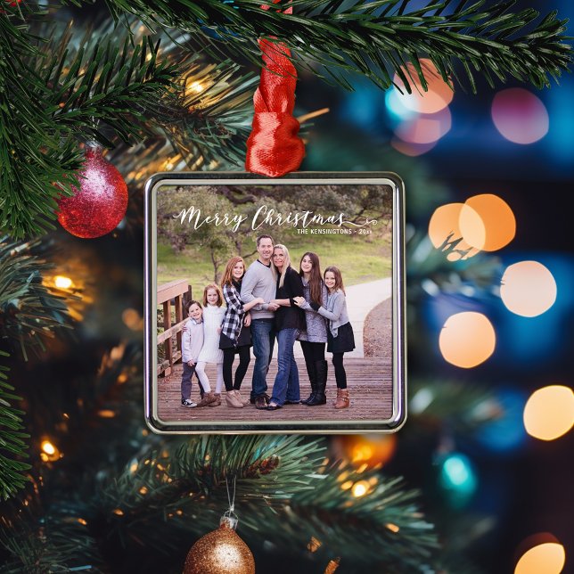 Adorno Metálico Feliz Navidad Elegante foto de la familia de la ti (Merry Christmas Elegant Typography Family Photo Metal Ornament)