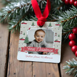 Adorno Metálico Festividad Vintage de la granja de árboles de Navi<br><div class="desc">Celebra la época mágica y festiva de las fiestas con nuestro adorno de fotos de las fiestas personalizados. Nuestro vintage diseño navideño presenta un paisaje de granja de árboles de Navidad, este patrón de Navidades incorpora una escena de Navidades agrícolas que incluye una casa de campo, un granero rojo, niños...</div>