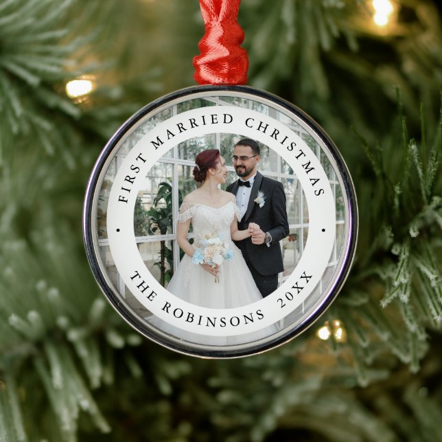 Adorno Metálico First Married Christmas Photo Modern Keepsake (Árbol)