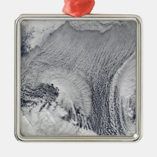 Adorno Metálico Formaciones inusuales de la nube sobre el mar de