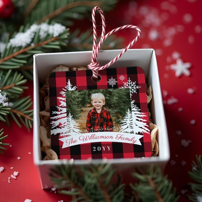 Adorno Metálico Foto de la familia de pinos rústicos cubiertos por (Red Buffalo Plaid Rustic Pine Trees Family Photo Metal Ornament)