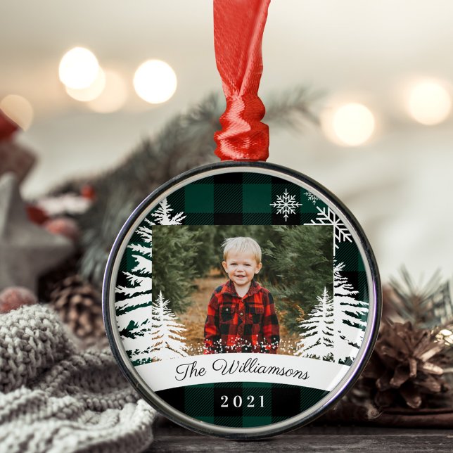 Adorno Metálico Foto de la familia de pinos rústicos de búfalo ver (Green Buffalo Plaid Rustic Pine Trees Family Photo Metal Ornament)