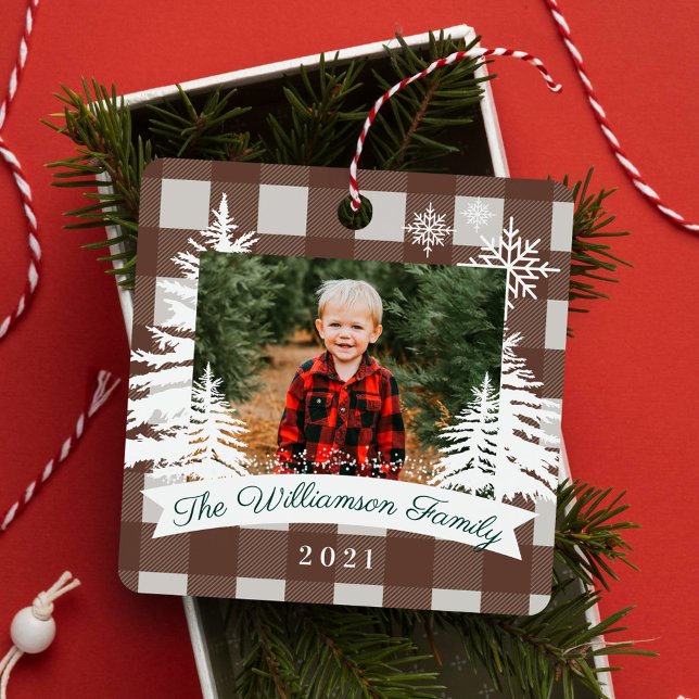 Adorno Metálico Foto de la familia de pinos rústicos tocados en bú (Brown Buffalo Plaid Rustic Pine Trees Family Photo Metal Ornament)