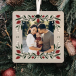 Adorno Metálico Foto de marco floral para Navidades clásicos<br><div class="desc">Este hermoso ornamento fotográfico Navidad presenta un marco floral y verde dibujado a mano con Navidades clásicos de colores verde profundo, rojo borgoña y marfil sobre un fondo de arena beige. Funciona bien con muchos temas de decoración - rústico, caserío, contemporáneo, tradicional o vintage. Fácil de personalizar con una foto...</div>