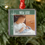 Adorno Metálico Foto de Navidad de Papá Nuevo<br><div class="desc">Celebra tu primer año como padre con este adorno de keepsake. Personalice el adorno encantador con una foto de usted y de su bebé,  y el nombre y fecha de nacimiento de su bebé.</div>