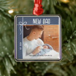 Adorno Metálico Foto de Navidad de Papá Nuevo<br><div class="desc">Celebra tu primer año como padre con este encantador adorno de keepsake. Personalice el adorno con una foto de usted y de su bebé,  y el nombre y fecha de nacimiento de su bebé.</div>
