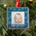 Adorno Metálico Foto de Snowflake<br><div class="desc">Tu foto favorita aparece en un adorno metalizado cuadrado con copos de nieve dorados en un fondo azul Navidad. ¡Sube tu propia imagen para crear adornos de árbol de Navidad para ti mismo o como regalo para la familia, amigos, padres y abuelos! MÁS materiales, formas y DISEÑOS en nuestra tienda....</div>