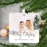 Adorno Metálico Foto mínima Guión gris navideño<br><div class="desc">Desearía a la familia y amigos como especial Feliz Navidad con este minimalista adorno de conservas de fotos. El texto gris del carbón vegetal dice "Feliz Navidad" en el moderno guión de escritura a mano. Reemplace fácilmente la imagen de ejemplo con su foto favorita, y agregue su apellido o nombre...</div>