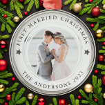 Adorno Metálico Foto personalizada de los primeros Navidades casad<br><div class="desc">Personaliza este ornamento con la foto favorita de tu día de boda para un adorno de mantenimiento que cuelgue de tu árbol</div>