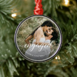 Adorno Metálico Foto Primera Navidad enganchada Elegante Guión Bla<br><div class="desc">Presentamos nuestro primer ornamento cerámico de fotos Personalizado "comprometido" de Navidad, un conservador verdaderamente especial para la recién comprometida pareja. Este adorno personalizado le permite conmemorar este alegre hito y añadir un toque personal a su árbol de Navidad. El adorno incluye un guión elegante que dice "comprometido", simbolizando este emocionante...</div>
