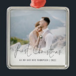 Adorno Metálico Foto Primera Navidad Sr. Sra. Name Año<br><div class="desc">Foto Superposición Primera Navidad Como Mr. Y Mrs. Name Year. Para celebrar tu primera fiesta como pareja casada, personaliza fácilmente tus nombres y año. Con un elegante guión para la Primera Navidad. Elija su foto favorita para reemplazar la imagen de ejemplo. Se pueden hacer cambios en los colores del texto...</div>