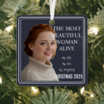 Adorno Metálico Foto romántica de la mujer más bella viva<br><div class="desc">Muéstrale que es la mujer más hermosa de tu mundo con este impresionante adorno de fotos al estilo de una revista. Este elegante adorno metalizado hace el regalo romántico perfecto para su esposa o novia para Navidades, un aniversario o su cumpleaños. El diseño incluye la atrevida y encantadora declaración "La...</div>