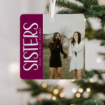 Adorno Metálico Foto y regalo de Keepsake de Hombres de moda<br><div class="desc">¡Este adorno de navidad de moda para el conservadurismo de la foto sería el regalo perfecto para una hermana esta temporada de vacaciones! El diseño presenta una fotografía de su elección, la divertida tipografía SISTERS y una hermosa cita del sentimiento de hermana al revés que se puede mantener o personalizar...</div>