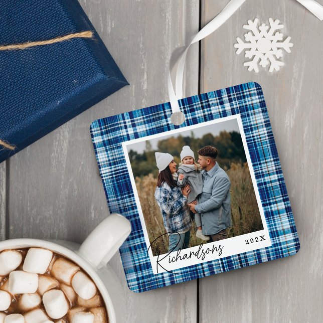 Adorno Metálico Fotografía de la familia de tejidos en blanco y az (Cozy blue and White Plaid fabric Family Photo Metal Ornament)