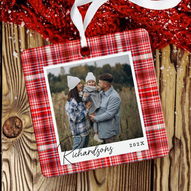 Adorno Metálico Fotografía de la familia de tejidos rojos y blanco (Cozy Red and White Plaid fabric Family Photo Metal Ornament)