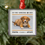 Adorno Metálico Fotografía de la primera navidad de Tan Personaliz<br><div class="desc">¡Un adorno navideño personalizado para conmemorar la primera Navidad del cachorro con su familia! El diseño moderno presenta una bonita foto horizontal de tu perro con la frase "Mi primera Navidad" en letras negras modernas y acentuadas con rayas de color marrón, huellas de pata y corazones. Personalice el texto negro...</div>