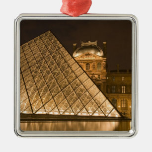 Adorno Metálico Francia, París. El Louvre al anochecer. Crédito 2