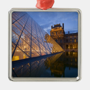 Adorno Metálico Francia, París. El Louvre al anochecer. Crédito 3