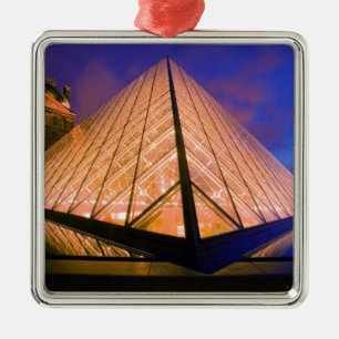 Adorno Metálico Francia, París. El museo del Louvre al anochecer.