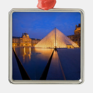 Adorno Metálico Francia, París. El museo del Louvre al crepúsculo.