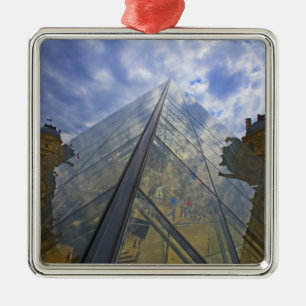 Adorno Metálico Francia, París. Nubes se reflejan en el Louvre