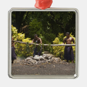 Adorno Metálico Fumoreros, Centro Cultural Polinesio, Viti