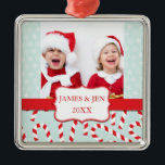 ADORNO METÁLICO FUN RED BLUE MERRY CHRISTMAS FOTO ORNAMENTE<br><div class="desc">ORNAMENTO DE FOTOGRAFÍA DE FERIADAS ROJAS Y AZULES. ELKE CLARKE© DIVERSIÓN,  DISEÑO NEGRO CON SNOWFLAKES Y CAÑAS DE CANDIDATOS QUE PUEDES PERSONALIZAR CON LA FOTO,  EL NOMBRE Y EL AÑO DE TU HIJO. GRANDES NAVIDADES MANTIENEN SU ORNAMENTO PARA SU FAMILIA NAVIDAD ÁRBOL O REGALO PARA LOS ABUELOS</div>